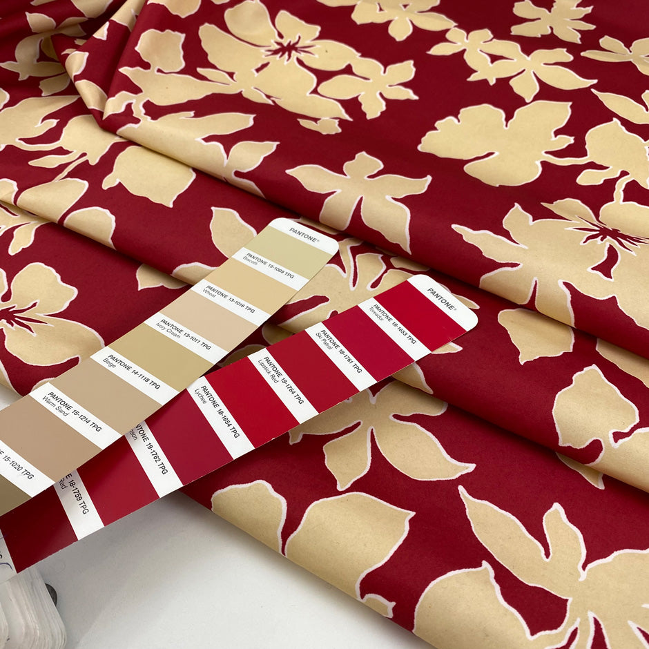 Polyester taffeta with flower design in red and ecru shades. Very crunchy and light. High-quality deadstock fabric by the meter collected in Stock from a Maison de Couture in Italy.