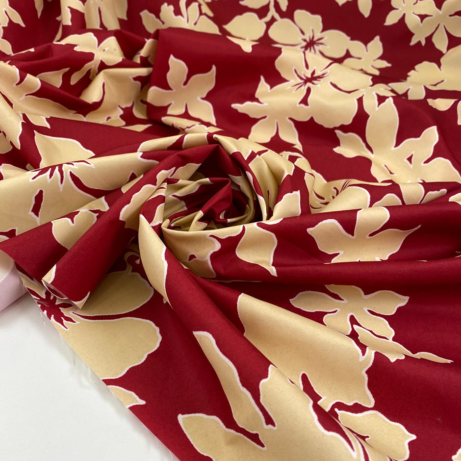 Polyester taffeta with flower design in red and ecru shades. Very crunchy and light. High-quality deadstock fabric by the meter collected in Stock from a Maison de Couture in Italy.