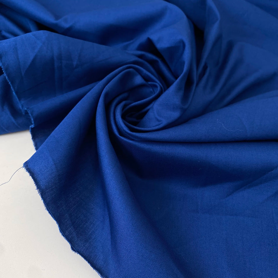 Pure cotton light gabardine in royal blue Déjà Vu Blue. Not stretch, soft with a crunchy texture. Ideal for trousers, skirts, dresses, and light jackets.
High-quality deadstock collected in Stock from a Maison de Couture in Italy.