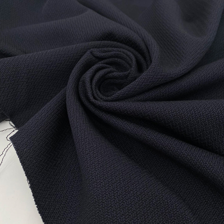 Wool blend with cotton, textured and heavy, in dark blue (Blue Nights). Ideal for jackets, structured trousers, skirts, or light coats.
High-quality deadstock collected in Stock from a Maison de Couture in Italy.