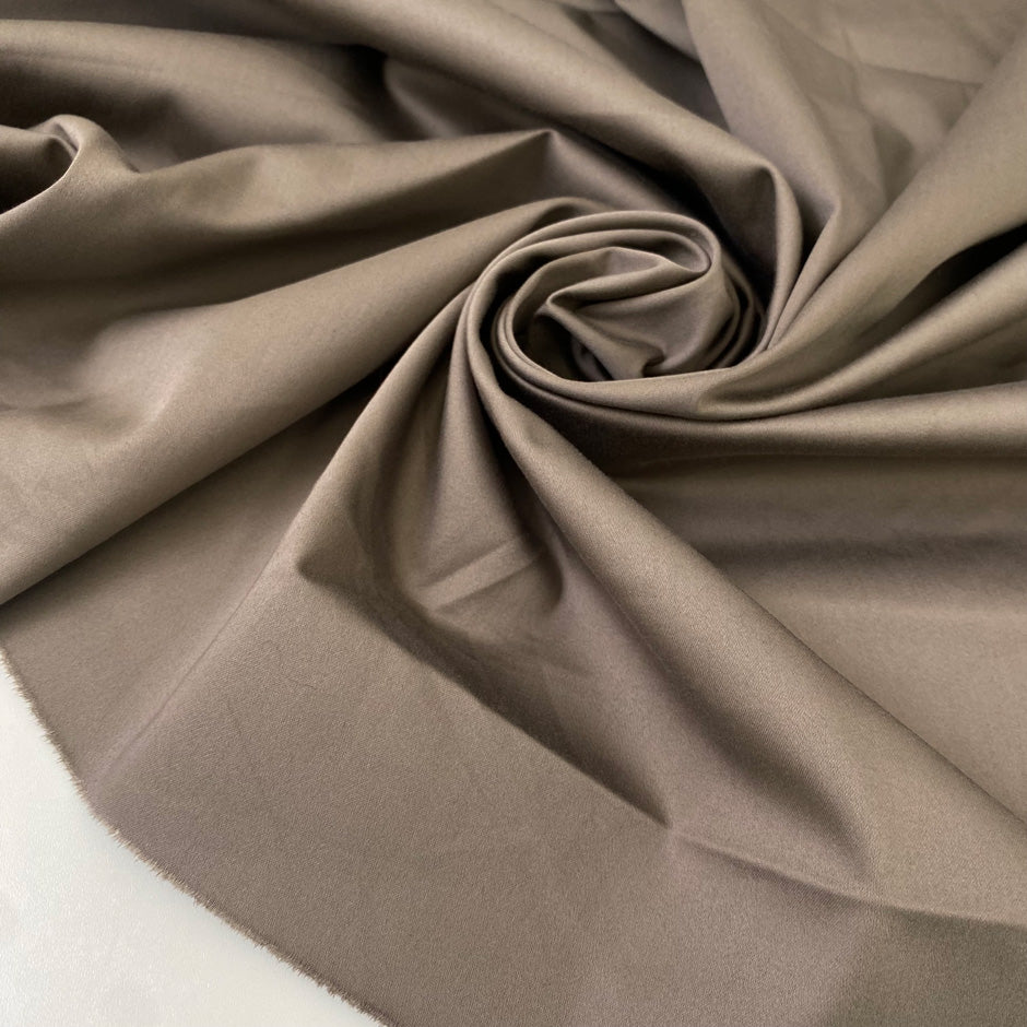 Double-face stretch cotton satin with brindle on one side and taupe gray on the other. Soft, elegant, and structured. Ideal for trousers, skirts, dresses, and light jackets.
High-quality deadstock collected in Stock from a Maison de Couture in Italy.