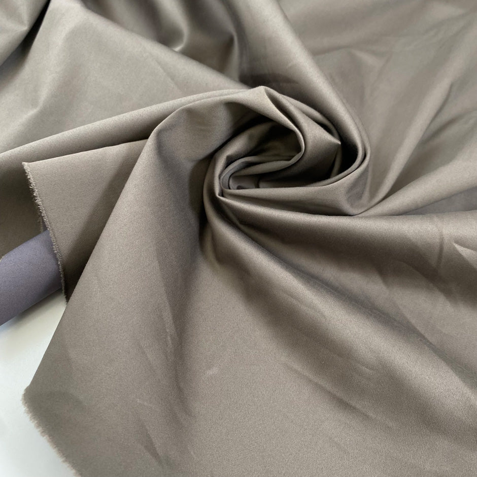 Double-face stretch cotton satin with brindle on one side and taupe gray on the other. Soft, elegant, and structured. Ideal for trousers, skirts, dresses, and light jackets.
High-quality deadstock collected in Stock from a Maison de Couture in Italy.