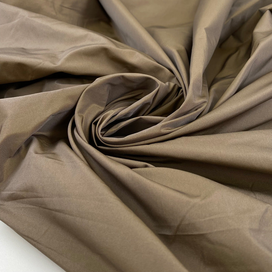 Polyester taffeta with a crunchy hand and opaque finish, ideal for structured garments, linings, and voluminous shapes. High-quality deadstock collected in Stock from a Maison de Couture in Italy.