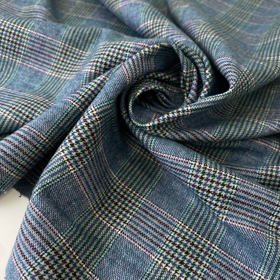 Wool and polyester flannel with a Prince of Wales pattern in green and turquoise tones. Ideal for trousers, jackets, dresses, and skirts.
High-quality deadstock collected in Stock from a Maison de Couture in Italy.