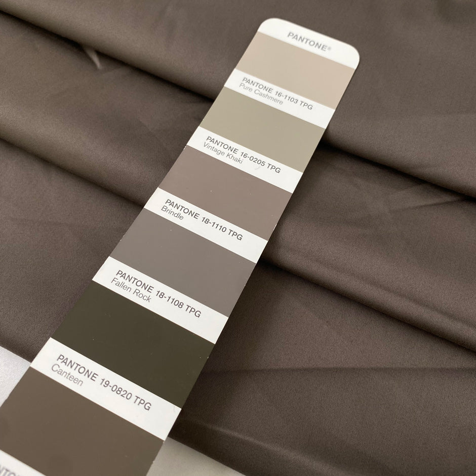 Double-face stretch cotton satin with brindle on one side and taupe gray on the other. Soft, elegant, and structured. Ideal for trousers, skirts, dresses, and light jackets.
High-quality deadstock collected in Stock from a Maison de Couture in Italy.
