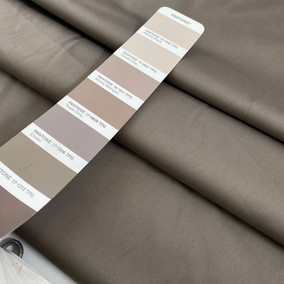 Double-face stretch cotton satin with brindle on one side and taupe gray on the other. Soft, elegant, and structured. Ideal for trousers, skirts, dresses, and light jackets.
High-quality deadstock collected in Stock from a Maison de Couture in Italy.
