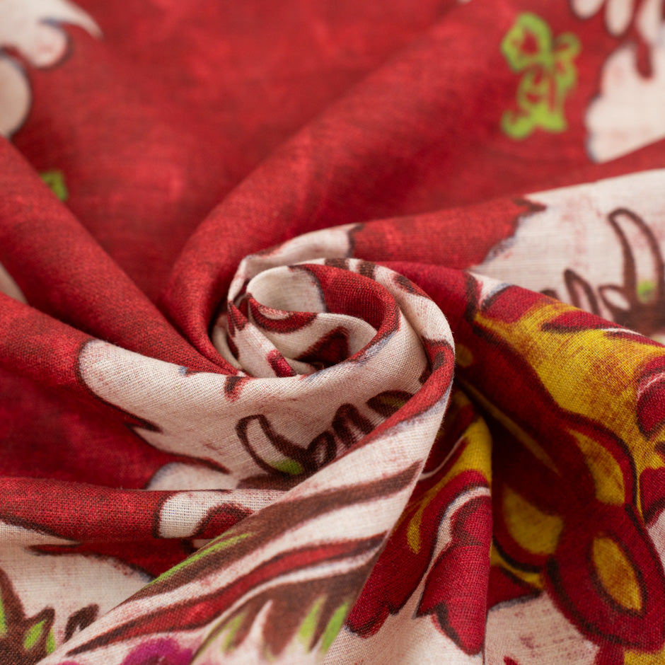 Red-based and printed linen and cotton. The fabric has a floral and structured design. High-quality deadstock fabric collected in Stock from a Maison de Couture in Italy.