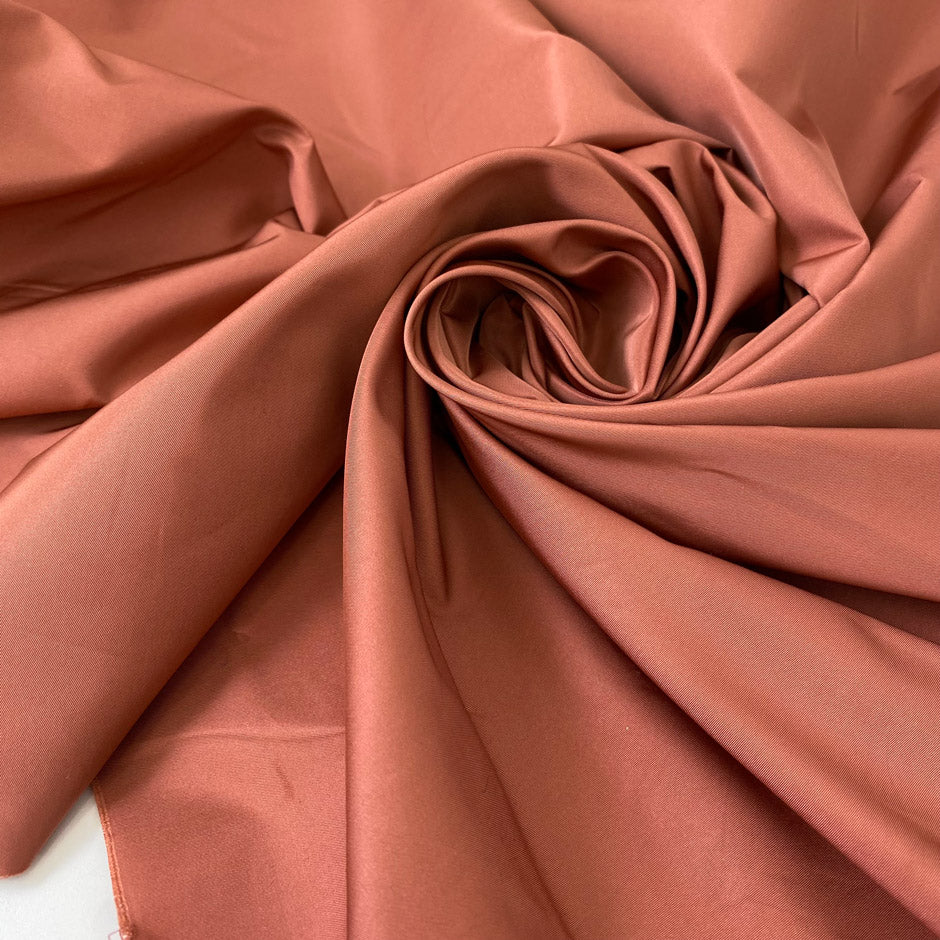 Silk and polyester blend in antique rose, matte and soft with structure. It keeps the shape while remaining voluminous. Ideal for dresses, skirts, jackets, and shirting. High-quality deadstock collected in Stock from a Maison de Couture in Italy.