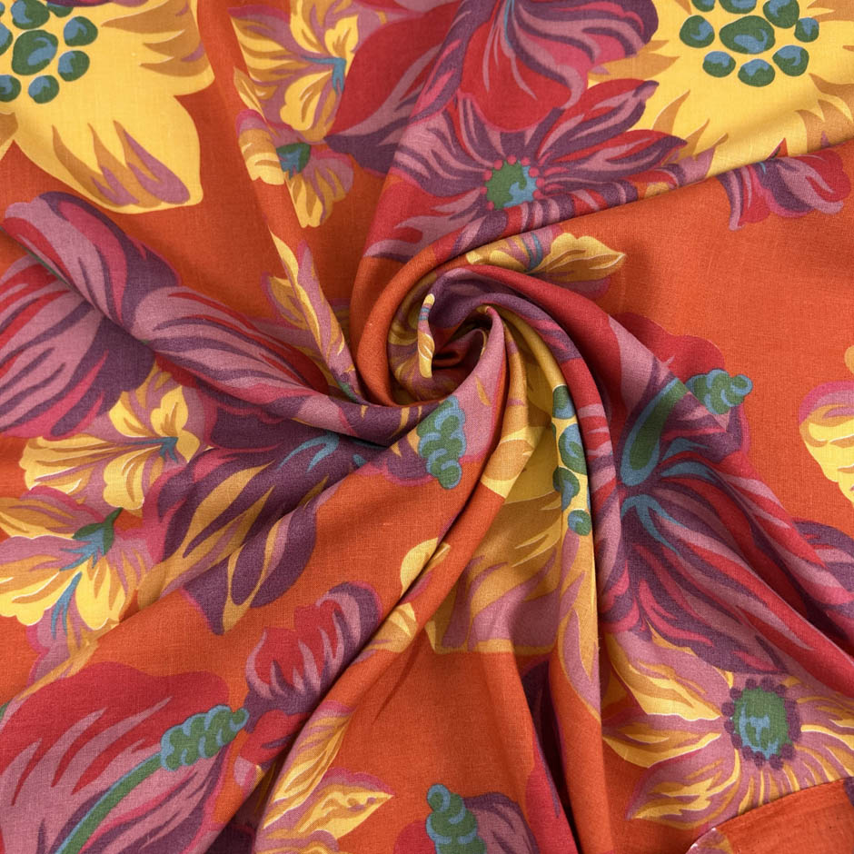 Floral print viscose-linen blend, soft and non-stretch. Perfect for dresses or shirts. High-quality deadstock collected in Stock from a Maison de Couture in Italy.